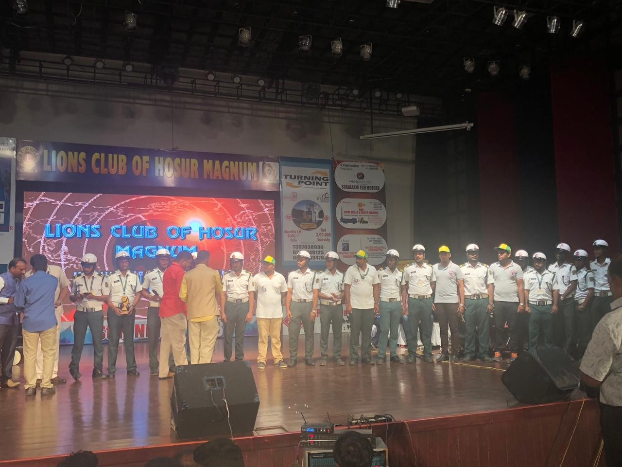 TPSOH  TRAFFIC  TEAM  BEING  HONOURED  BY LION'S  CLUB  OF  HOSUR MAGNUM for the tireless work at STAR NIGHT